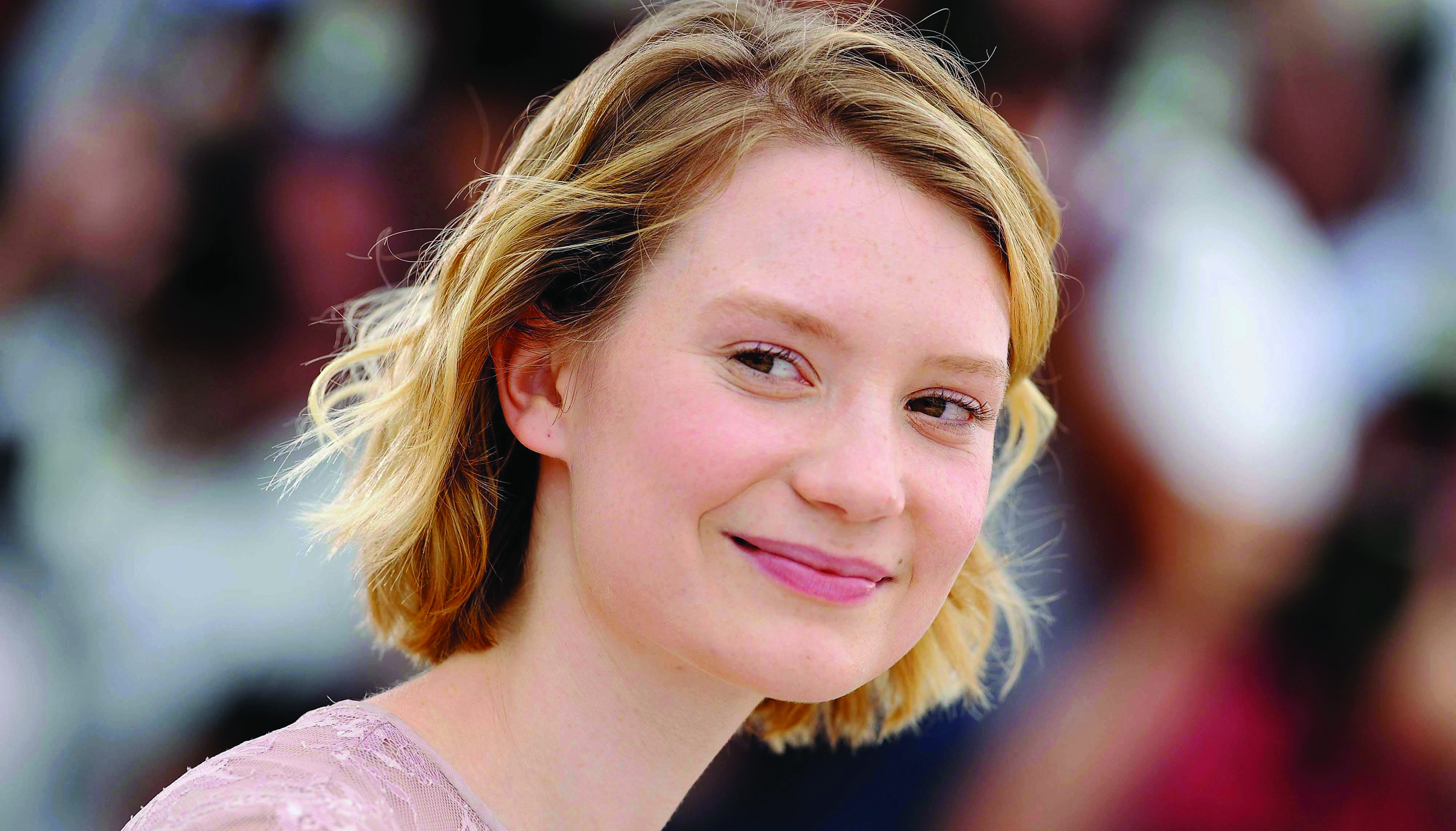 Bella, giovane e determinata: Mia Wasikowska è la protagonista di "Alice Attraverso Lo Specchio"