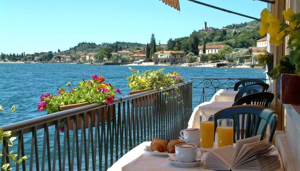 Pic-nic tra i limoni sul lago, in stile Monet