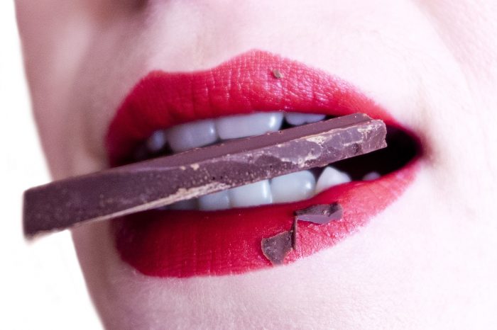 Il segreto per dormire bene? Mangiare il cioccolato fondente!