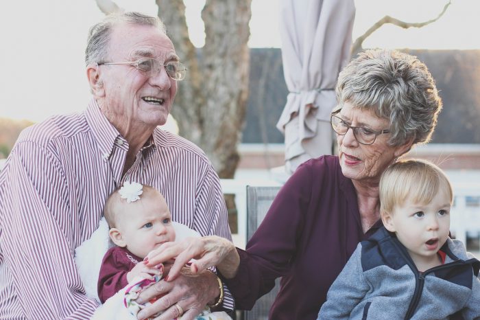 Nonni, prendersi cura dei nipoti allunga la vita